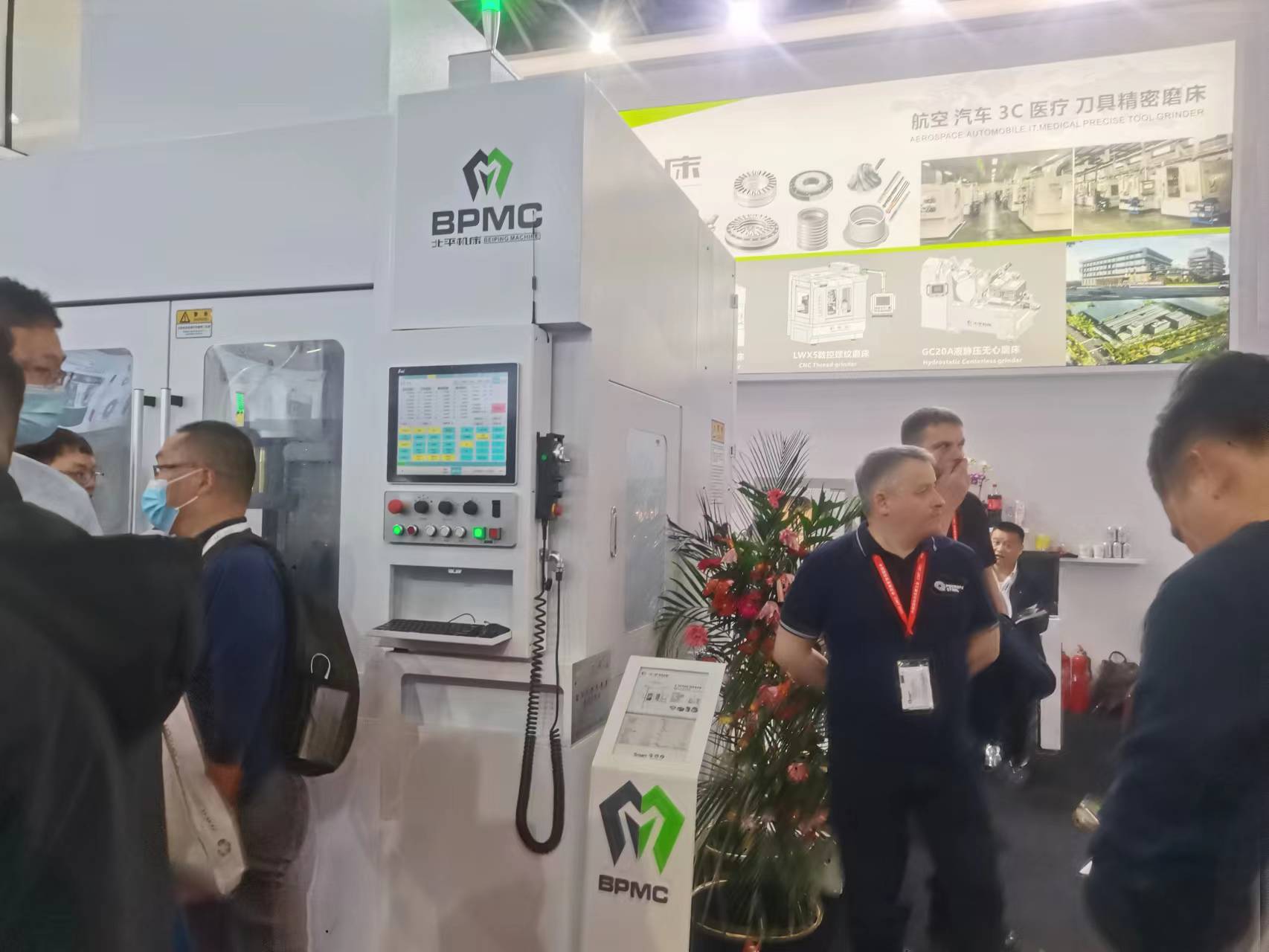 北平機(jī)床展會(huì)現(xiàn)場(chǎng) 國(guó)外技師現(xiàn)場(chǎng)答疑